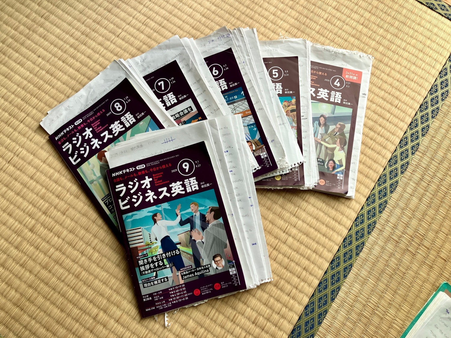 NHKラジオ、ビジネス英語のディクテーションをしている画像