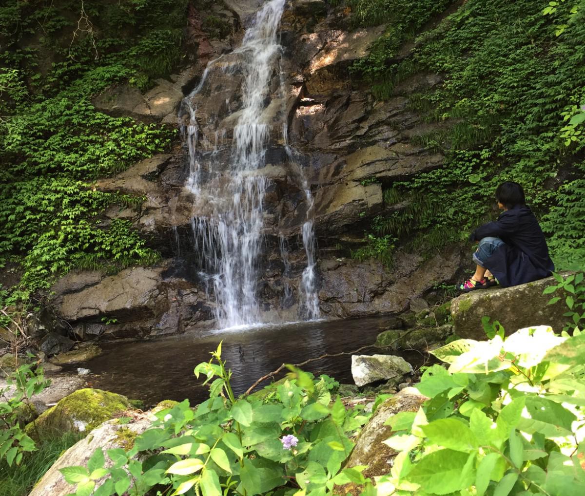 トレンチ・コートを野宿旅で着ている画像