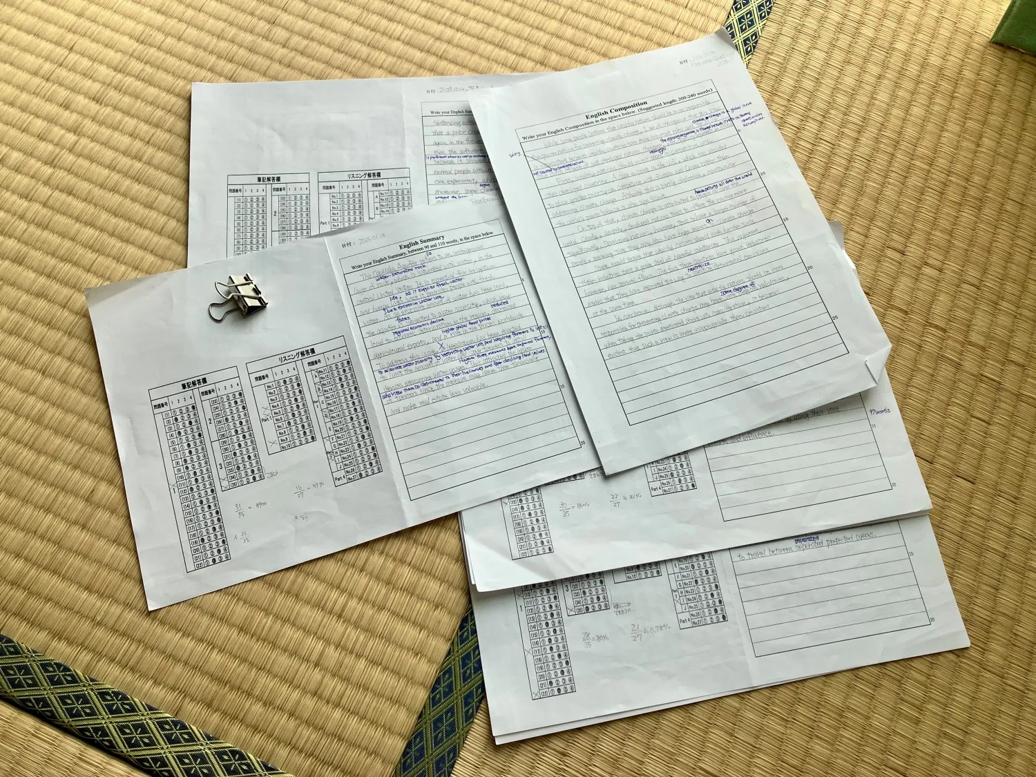 解答用紙のサンプルを使って勉強している画像