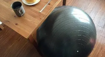 Blog post thumbnail for バランスボールを椅子に