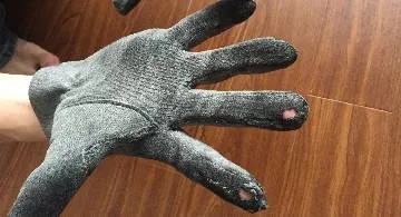 Blog post thumbnail for 手袋に穴が空いた