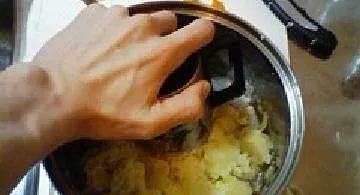 Blog post thumbnail for 緑さんの調理実習ポテサラとピタパン