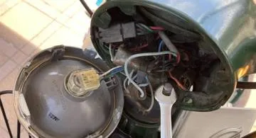 Blog post thumbnail for スーパーカブの USB 充電器とスマホホルダーを外す